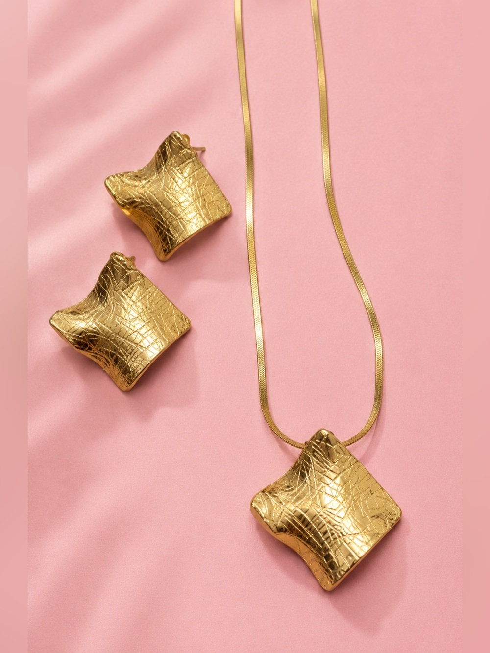Luxury Gold Geometric Jewelry Set – Pendant Necklace with Matching Earrings